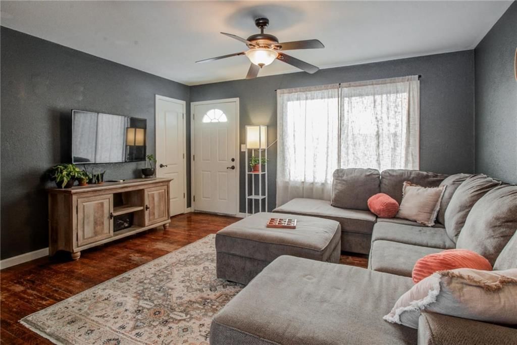 Photo 9 of 26 - 2205 Jil Street