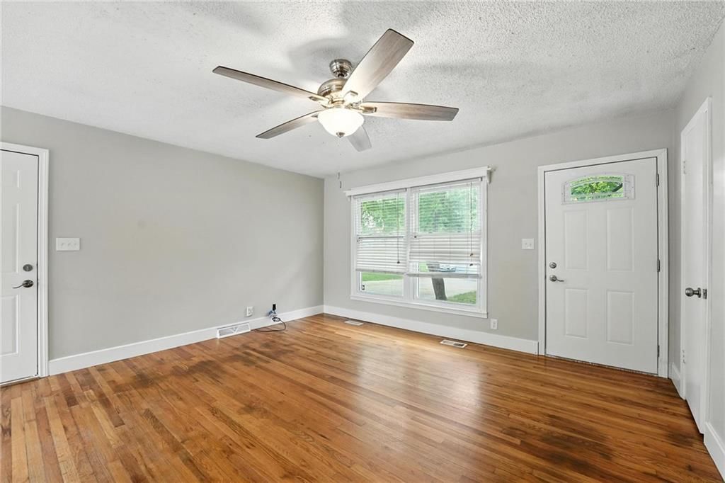 Photo 3 of 39 - 6319 N Agnes Circle
