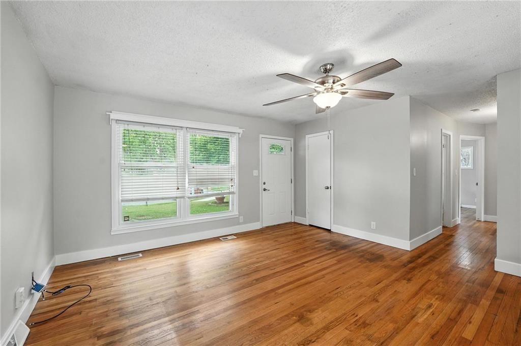 Photo 4 of 39 - 6319 N Agnes Circle