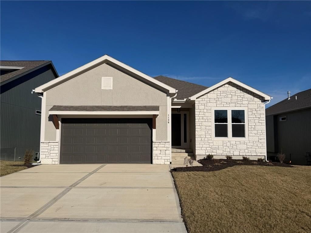 1136 SW Whitby Drive, Lee's Summit, MO