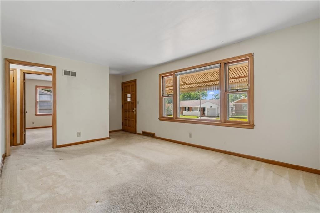 Photo 10 of 29 - 5021 N Cypress Avenue