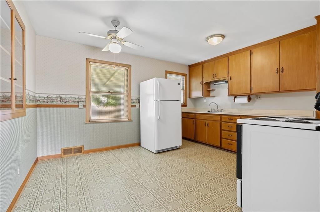 Photo 12 of 29 - 5021 N Cypress Avenue