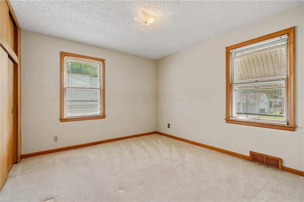 Photo 17 of 29 - 5021 N Cypress Avenue
