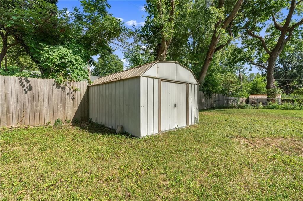 Photo 24 of 29 - 5021 N Cypress Avenue