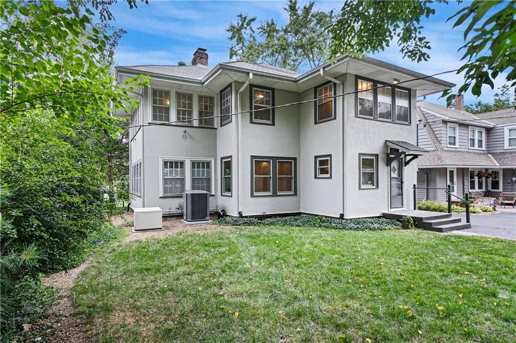 Photo 5 of 31 - 5907 McGee Street