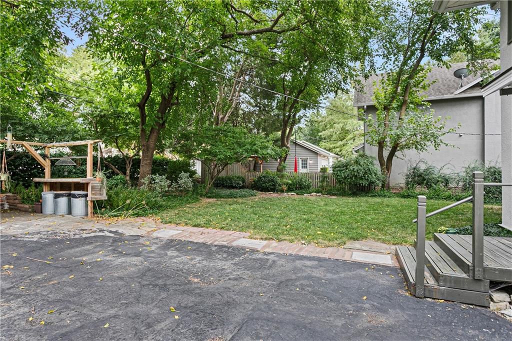 Photo 6 of 31 - 5907 McGee Street