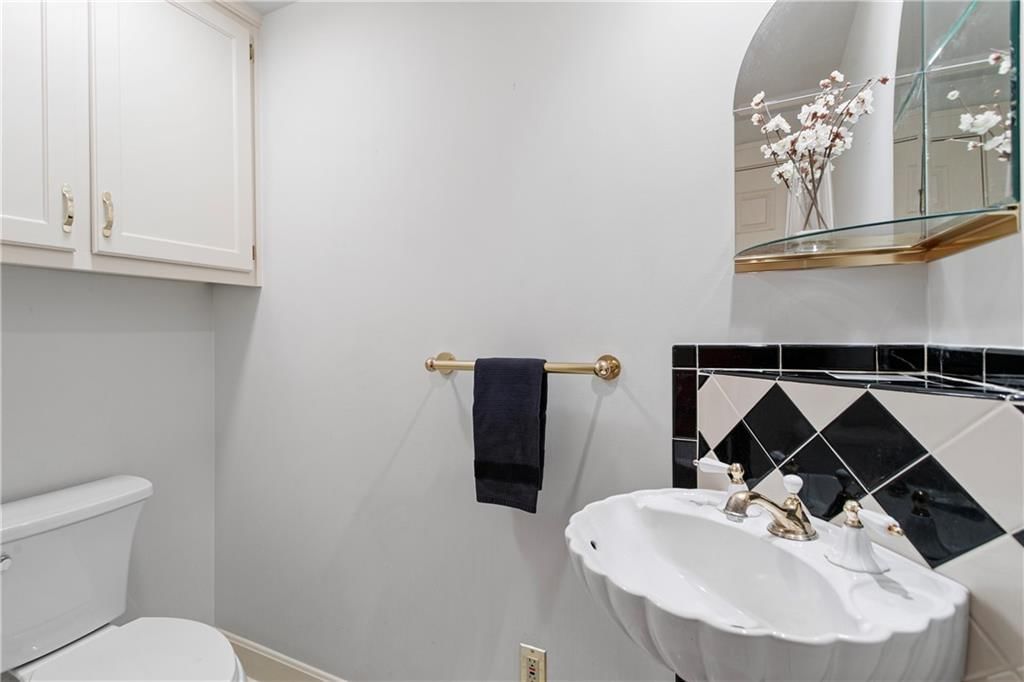 Photo 10 of 31 - 5907 McGee Street