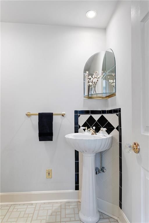 Photo 11 of 31 - 5907 McGee Street