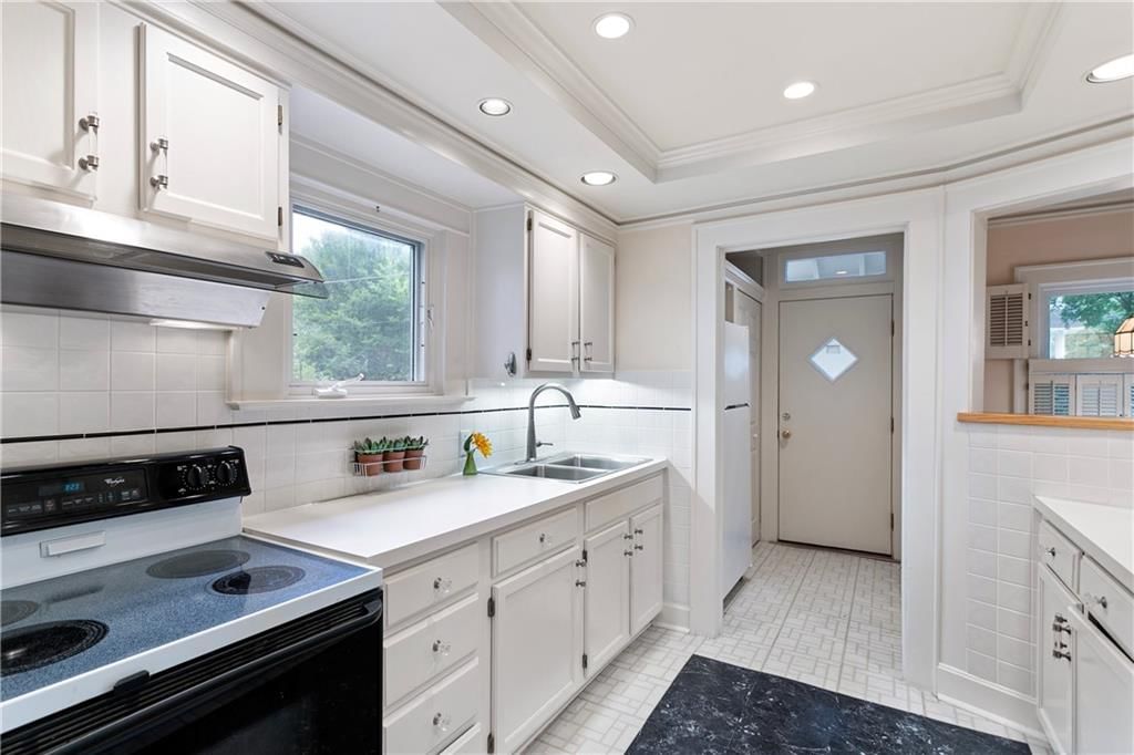 Photo 12 of 31 - 5907 McGee Street