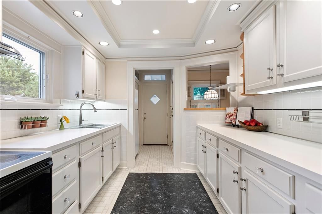 Photo 13 of 31 - 5907 McGee Street