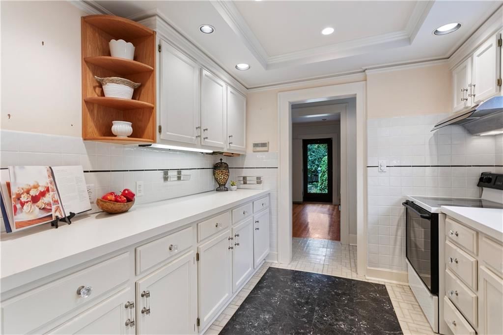 Photo 14 of 31 - 5907 McGee Street
