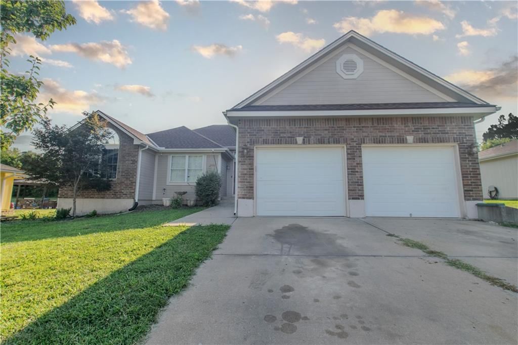 2500 Twin Oaks Drive, Harrisonville, MO