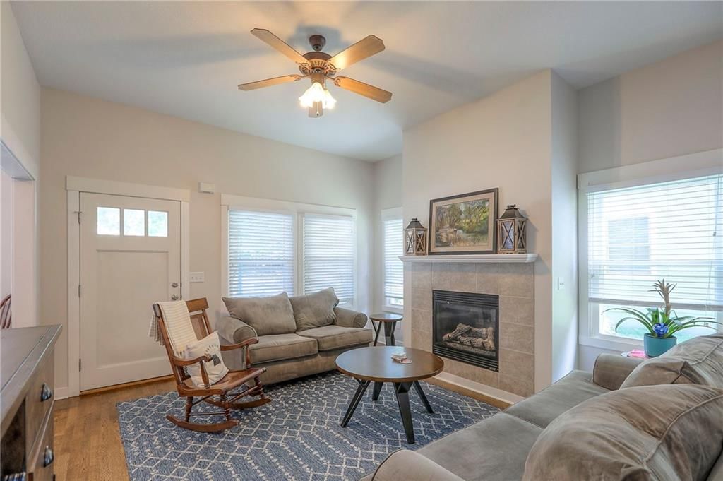 Photo 5 of 39 - 907 W Truman Road