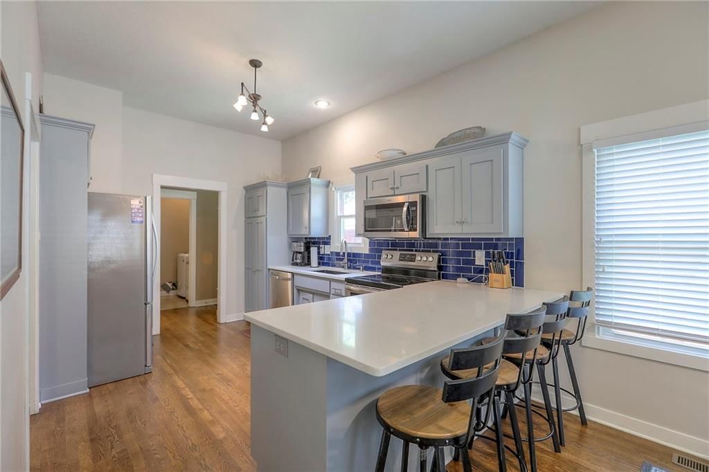 Photo 6 of 39 - 907 W Truman Road