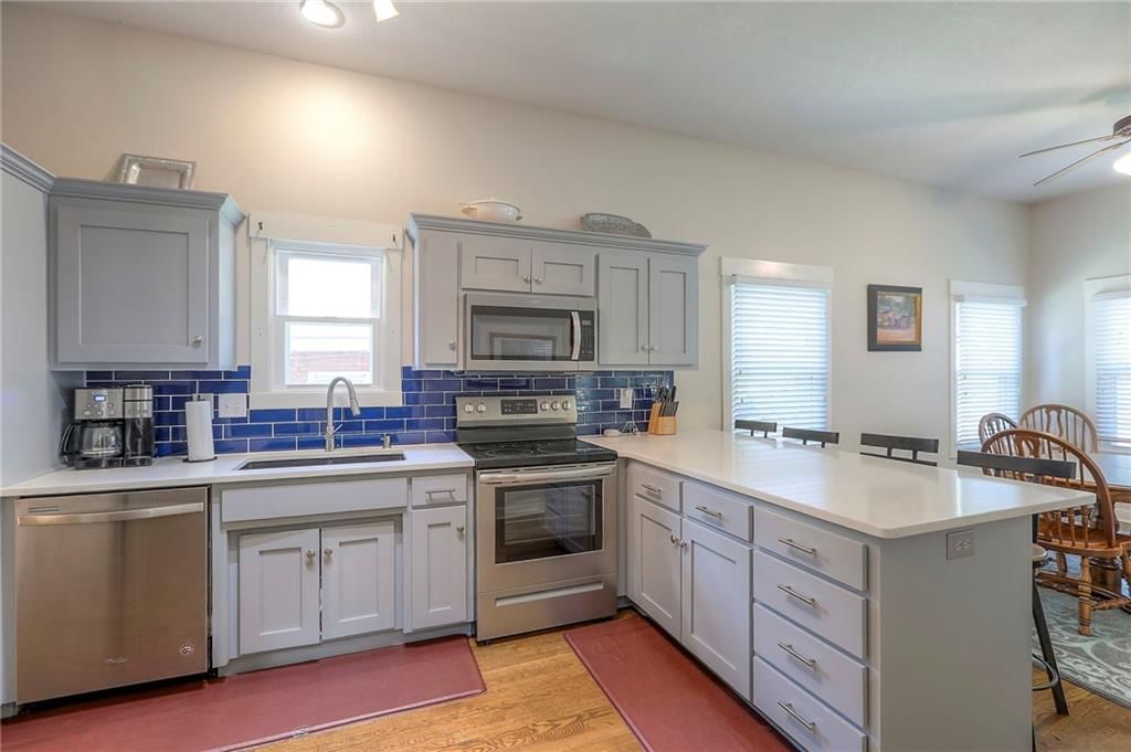 Photo 7 of 39 - 907 W Truman Road
