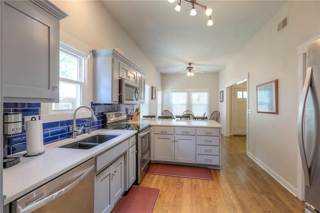 Photo 8 of 39 - 907 W Truman Road
