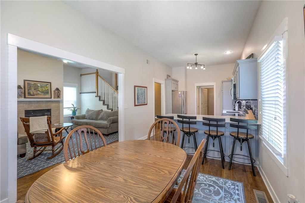 Photo 9 of 39 - 907 W Truman Road