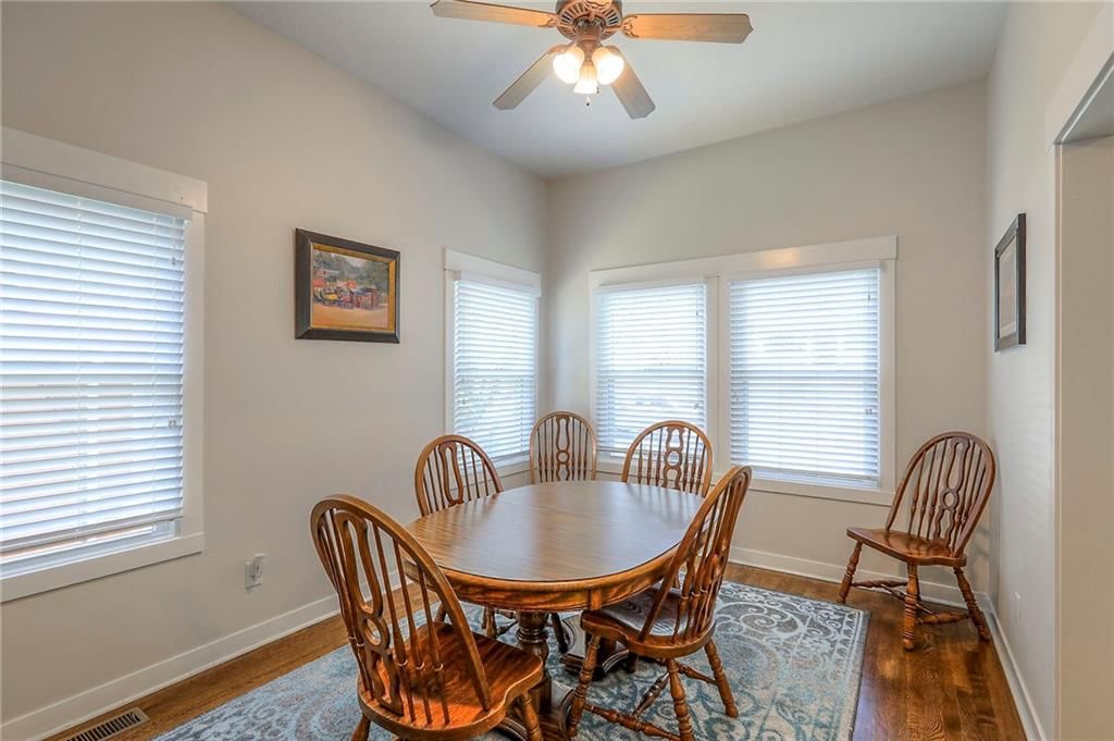 Photo 10 of 39 - 907 W Truman Road