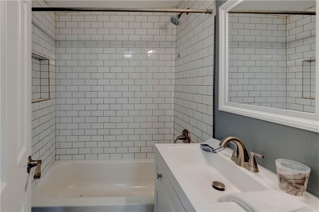 204 S Rogers Street — photo 11