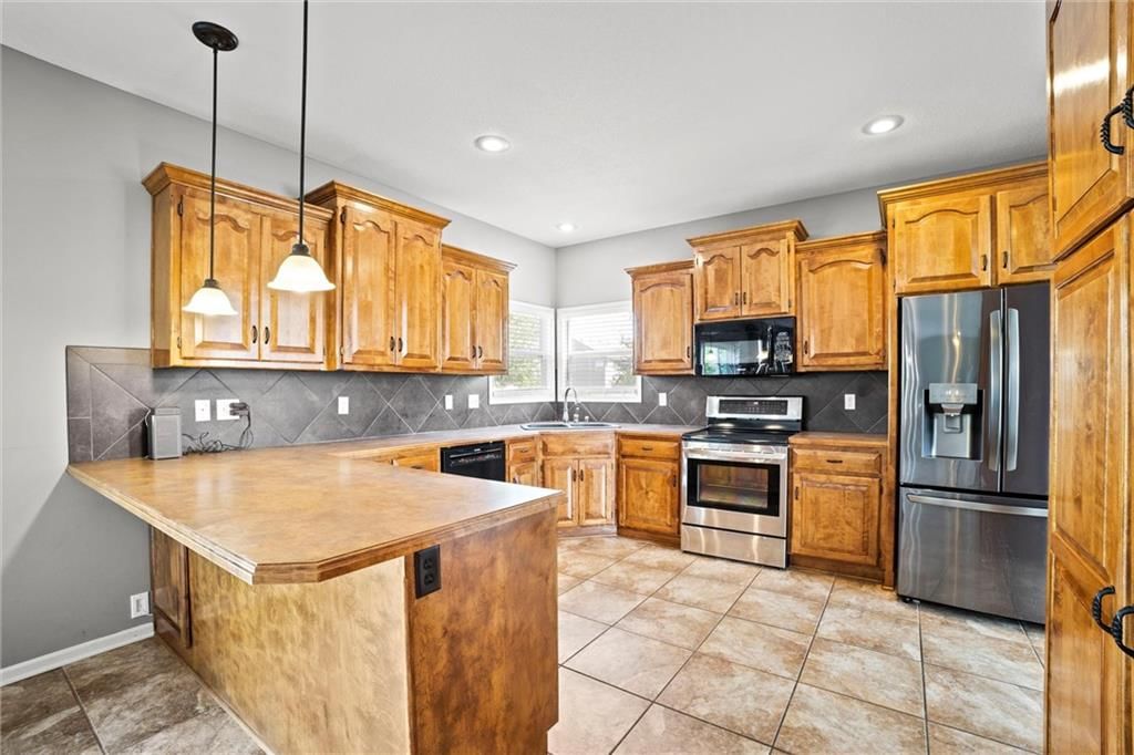 Photo 11 of 40 - 19452 W 209th Terrace