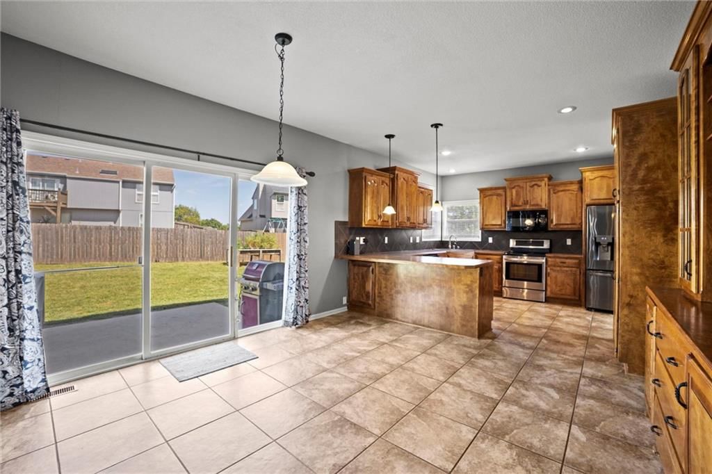 Photo 15 of 40 - 19452 W 209th Terrace