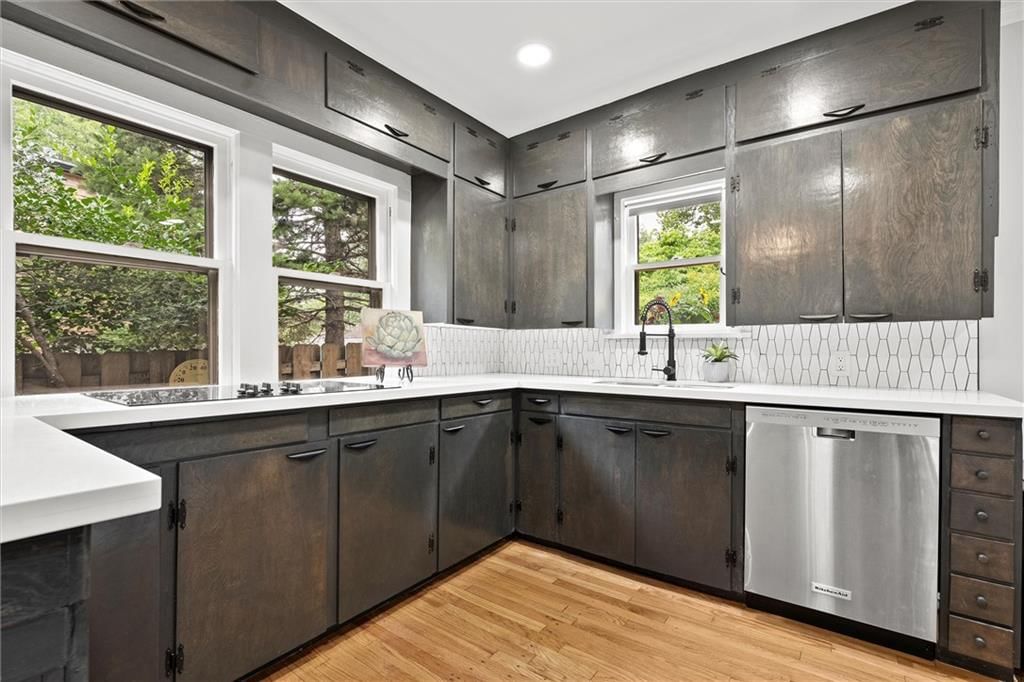 Photo 16 of 46 - 6435 Wyandotte Street