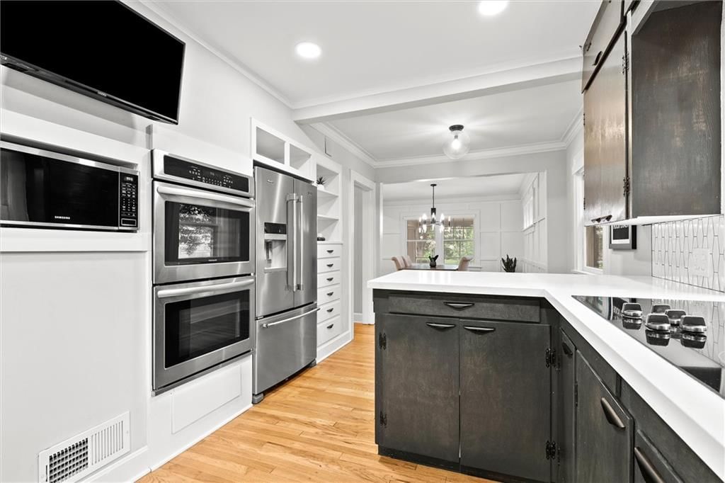 Photo 18 of 46 - 6435 Wyandotte Street