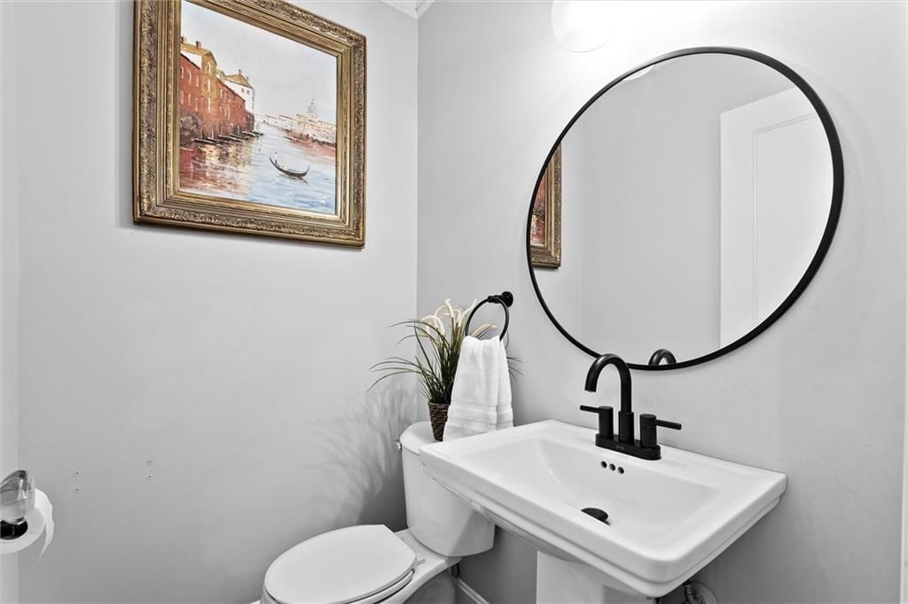 Photo 19 of 46 - 6435 Wyandotte Street