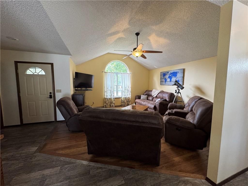 Photo 5 of 21 - 504 Valley View Drive