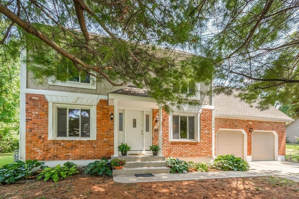 1504 NW Weatherstone Drive, Blue Springs, MO