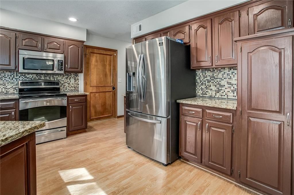 1504 NW Weatherstone Drive — photo 3