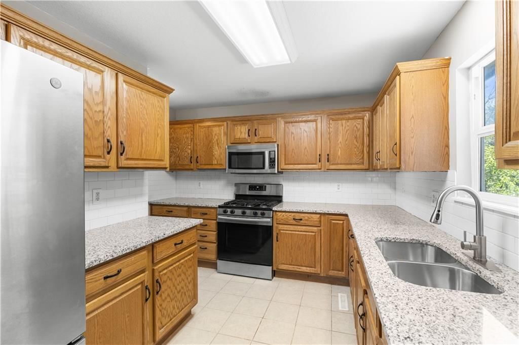 Photo 5 of 21 - 704 S Lacy Road