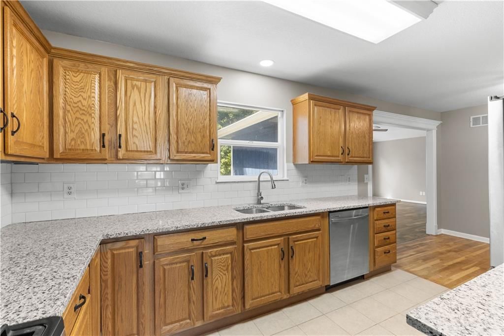 Photo 6 of 21 - 704 S Lacy Road