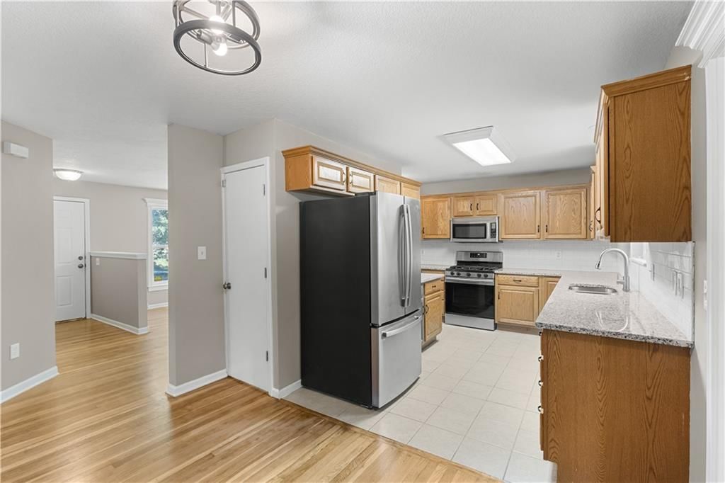 Photo 7 of 21 - 704 S Lacy Road