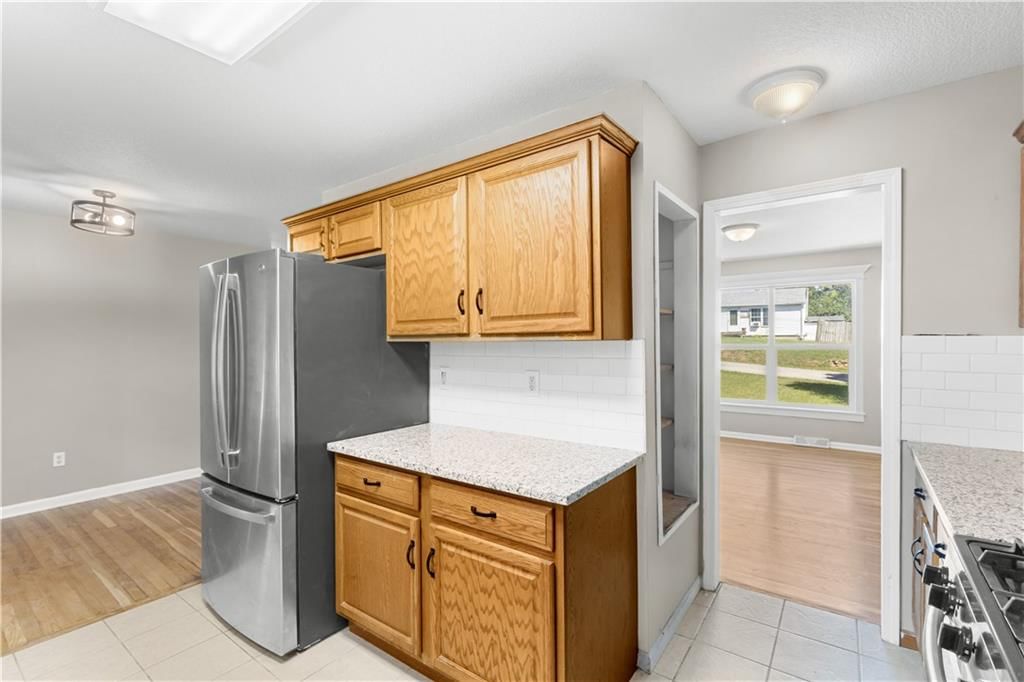 Photo 8 of 21 - 704 S Lacy Road