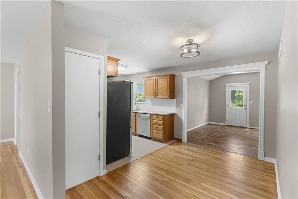 Photo 9 of 21 - 704 S Lacy Road