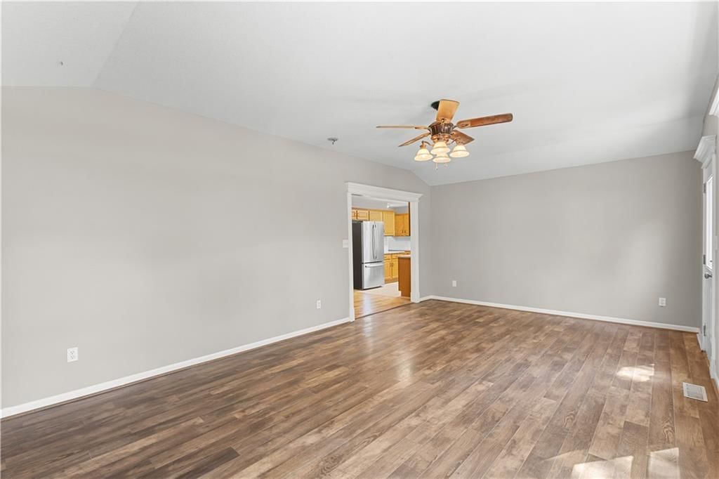 Photo 11 of 21 - 704 S Lacy Road