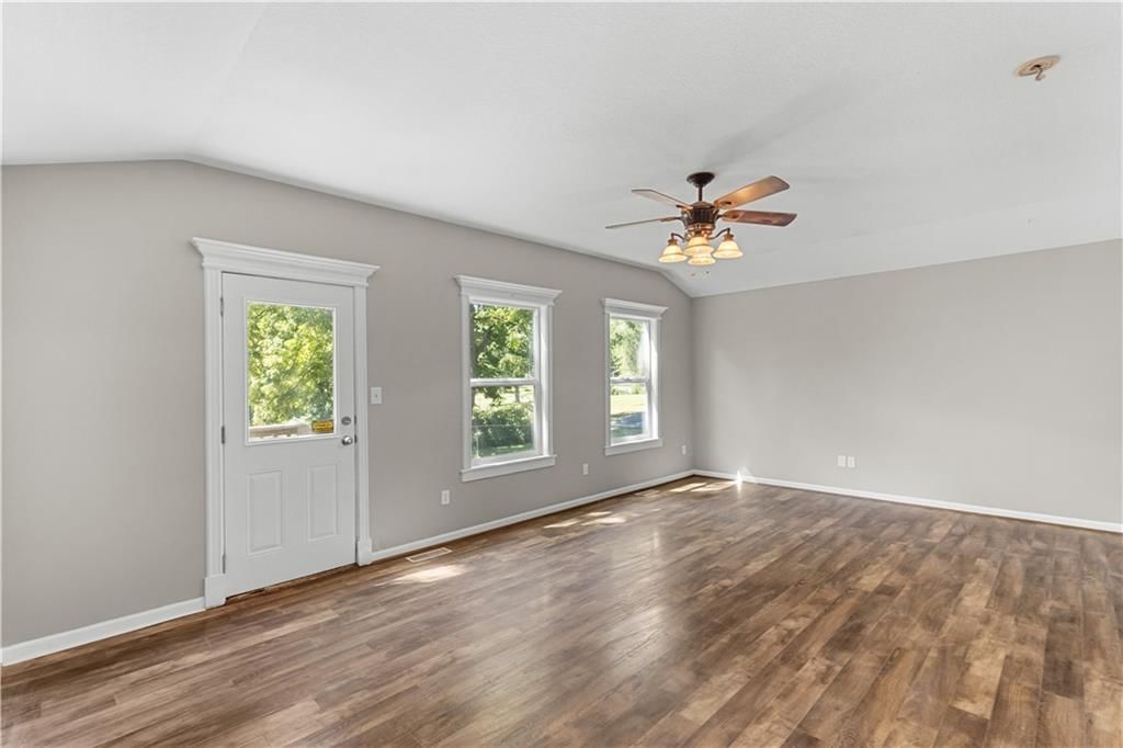 Photo 12 of 21 - 704 S Lacy Road