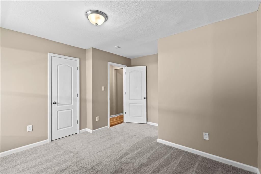 Photo 13 of 21 - 704 S Lacy Road