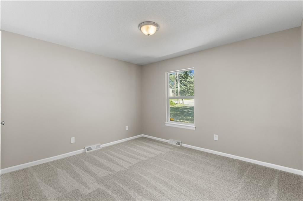 Photo 15 of 21 - 704 S Lacy Road