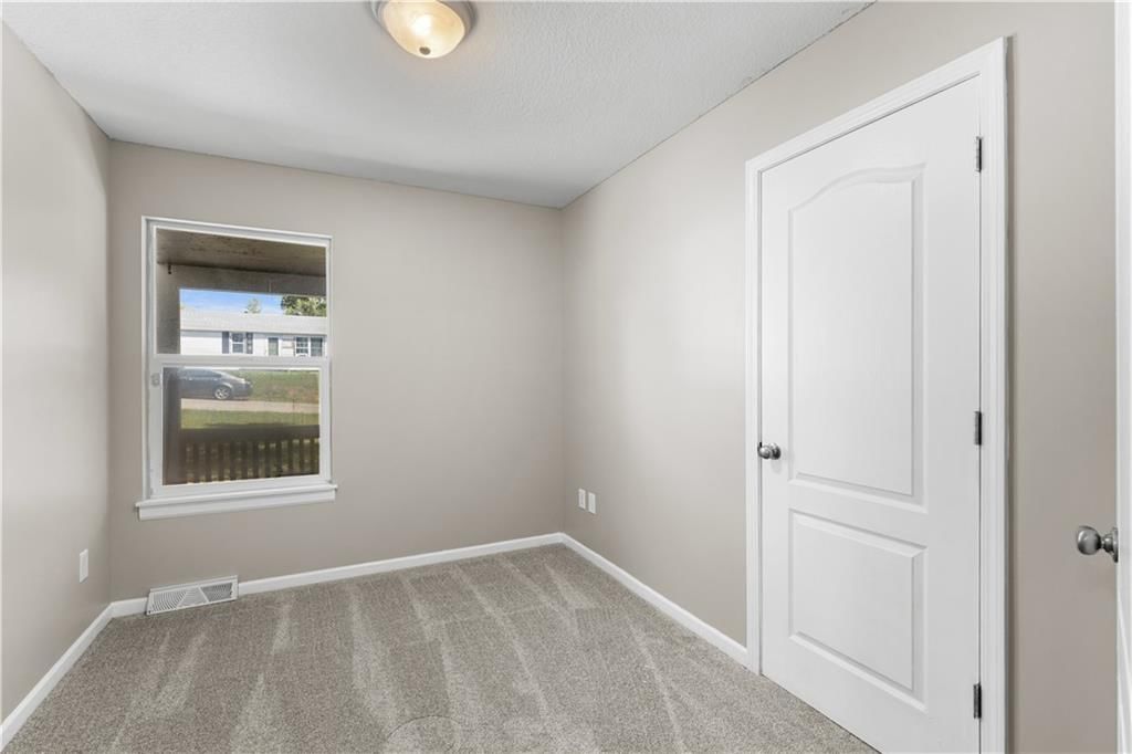 Photo 17 of 21 - 704 S Lacy Road