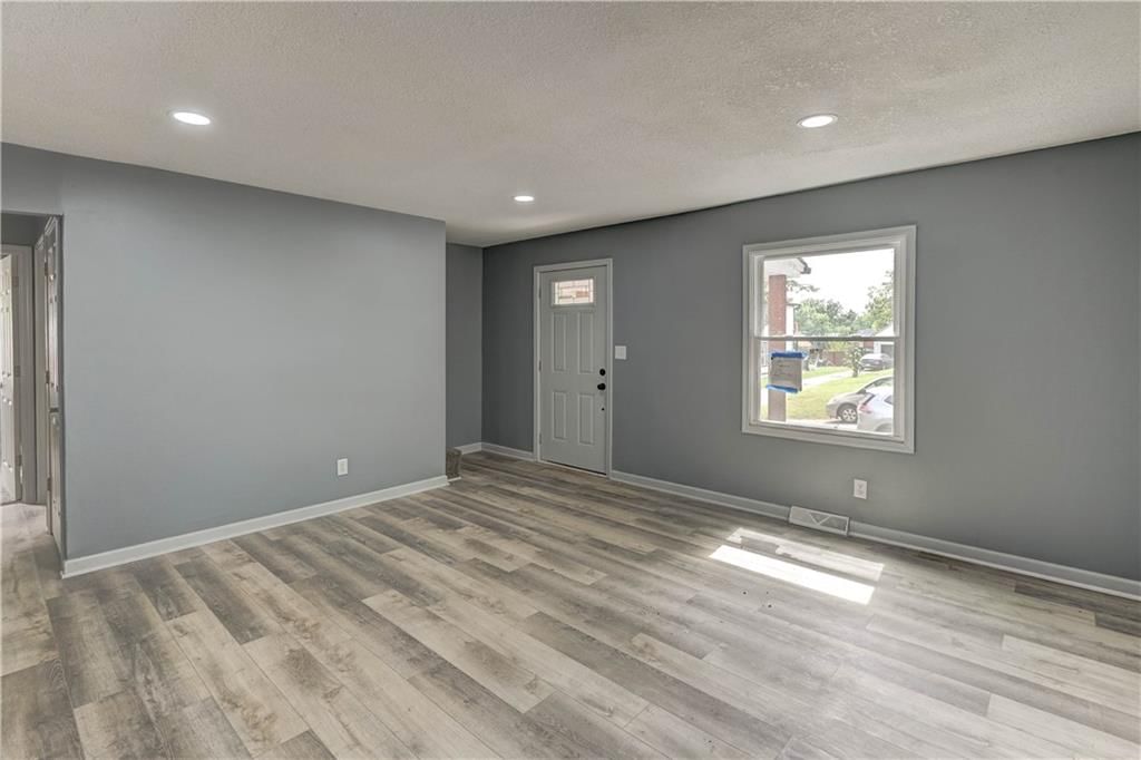 Photo 5 of 33 - 2420 Lafayette Avenue