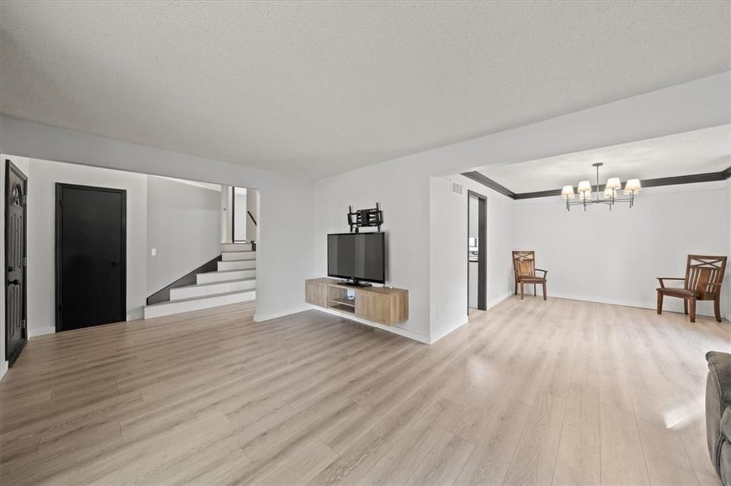 Photo 5 of 47 - 1904 S Lindenwood Drive