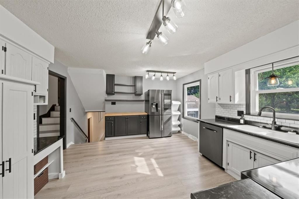Photo 9 of 47 - 1904 S Lindenwood Drive