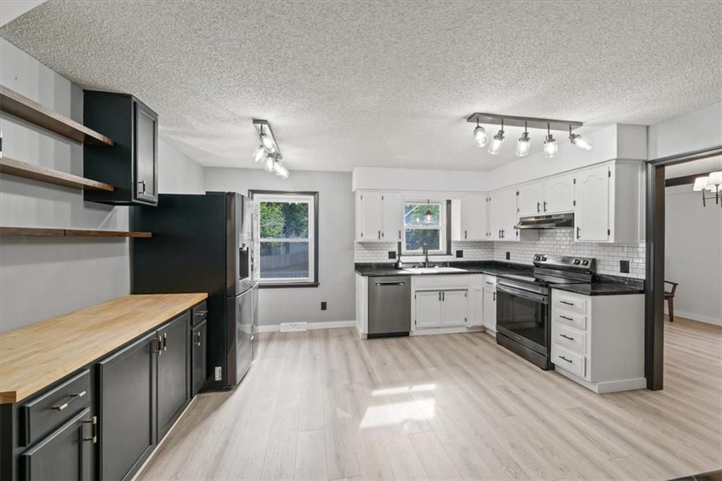 Photo 10 of 47 - 1904 S Lindenwood Drive