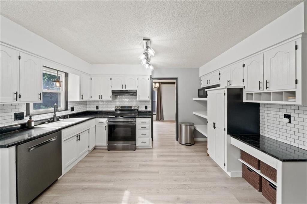 Photo 11 of 47 - 1904 S Lindenwood Drive
