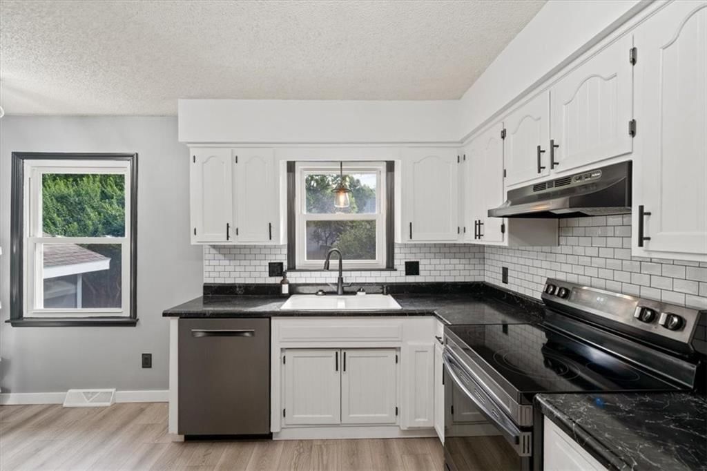 Photo 14 of 47 - 1904 S Lindenwood Drive