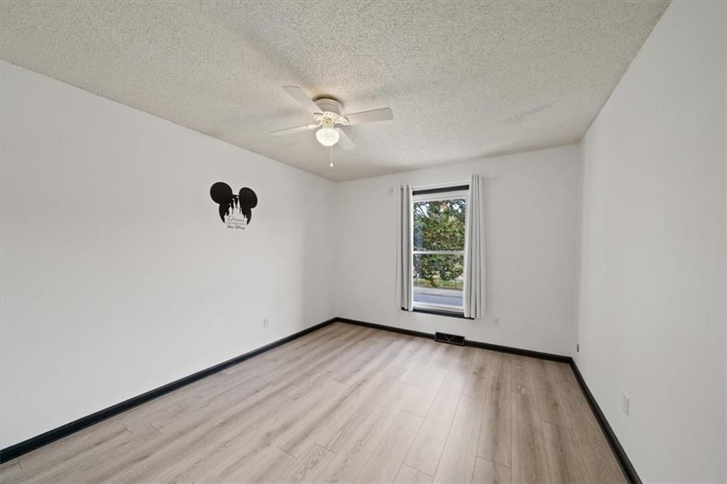 Photo 15 of 47 - 1904 S Lindenwood Drive