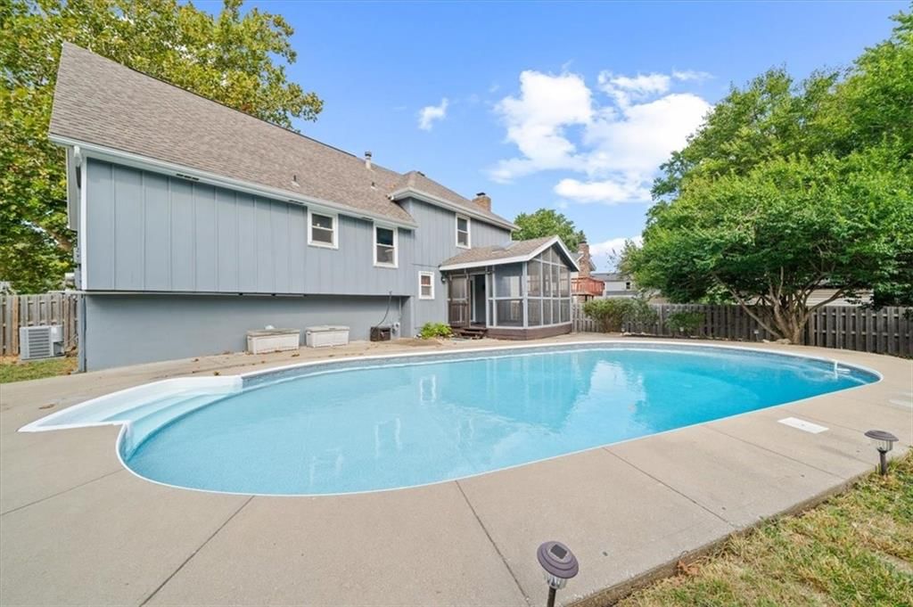 Photo 36 of 47 - 1904 S Lindenwood Drive