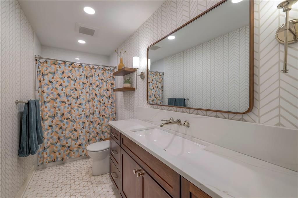 8804 Lee Boulevard — photo 13